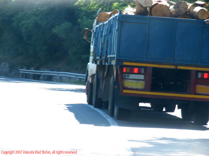 Vaivoda Vlad fotograf in Romania drum european national sosea sosele excursie calatorie calator voiaj masina automobil condus sofat soferie circula circulatie daewoo matiz autostrada autostrazi rutier trafic tir transport lemna camion E68 DN7 spre Arad 2007