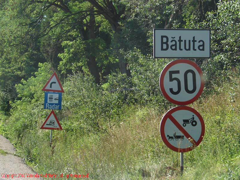 Vaivoda Vlad fotograf in Romania drum european national sosea sosele excursie calatorie calator voiaj masina automobil condus sofat soferie circula circulatie daewoo matiz autostrada autostrazi rutier trafic indicator semn E68 DN7 localitatea Batuta spre Arad 2007