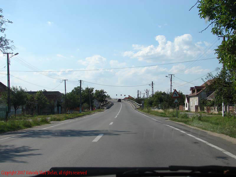 Vaivoda Vlad fotograf in Romania drum european national sosea sosele excursie calatorie calator voiaj masina automobil condus sofat soferie circula circulatie daewoo matiz autostrada autostrazi rutier trafic E68 DN7 spre Arad 2007