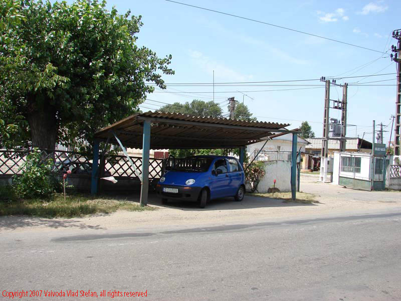 Vaivoda Vlad fotograf in Romania drum european national sosea sosele excursie calatorie calator voiaj masina automobil condus sofat soferie circula circulatie daewoo matiz autostrada autostrazi rutier trafic la umbra pe Calea 6 Vanatori Arad 2007