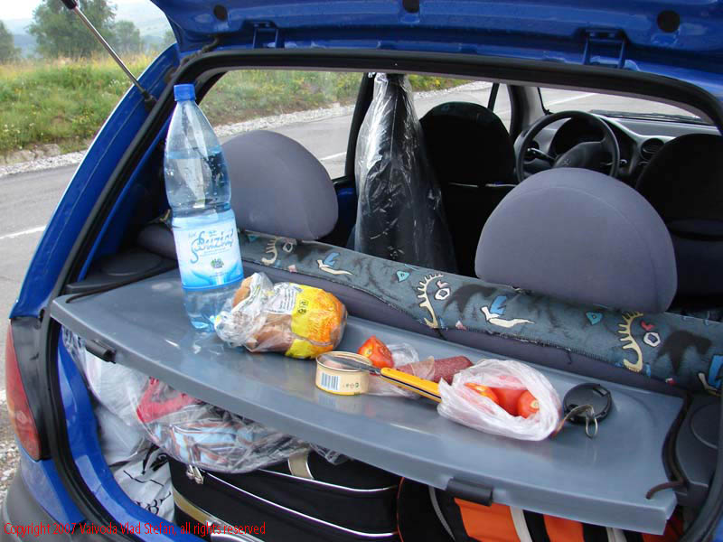Vaivoda Vlad fotograf in Romania drum european national sosea sosele excursie calatorie calator voiaj masina automobil condus sofat soferie circula circulatie daewoo matiz trafic Popas mancat mancare apa sete foame pauza E673 DN68A 2007