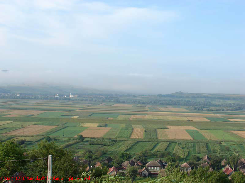 Vaivoda Vlad fotograf in Romania drum european national sosea sosele excursie calatorie calator voiaj masina automobil condus sofat soferie circula circulatie daewoo matiz E60 DN13 Peisaj panorma Balauseri 2007 agricultura sat rural