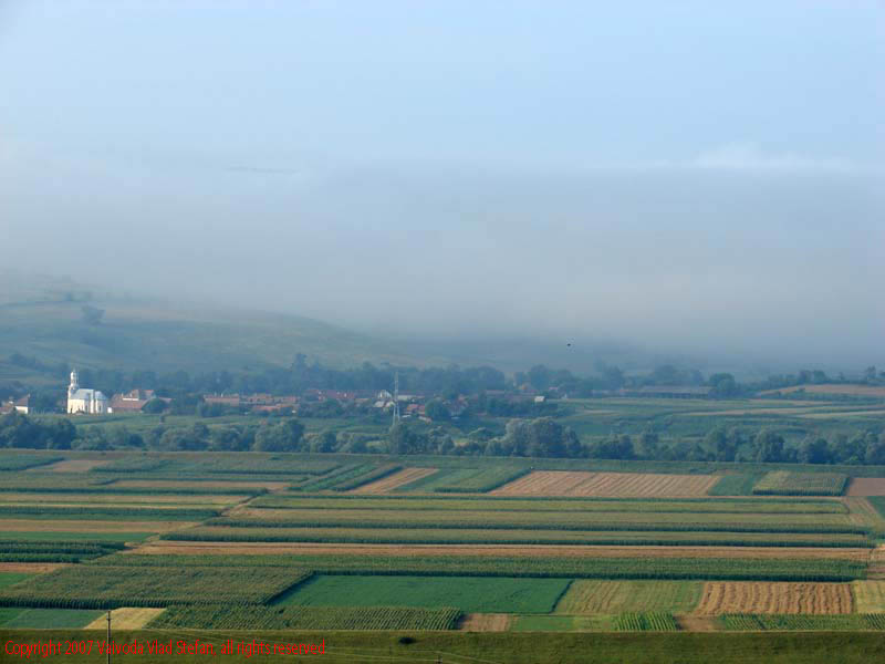 Vaivoda Vlad fotograf in Romania drum european national sosea sosele excursie calatorie calator voiaj masina automobil condus sofat soferie circula circulatie daewoo matiz E60 DN13 Peisaj panorama Balauseri 2007 agricultura sat rural localitate