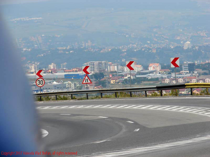 Vaivoda Vlad fotograf in Romania drum european national sosea sosele excursie calatorie calator voiaj masina automobil condus sofat soferie circula circulatie daewoo matiz E60 DN15 dealul feleacului Feleac vedere spre Cluj Napoca 2007 curba curbe periculoase