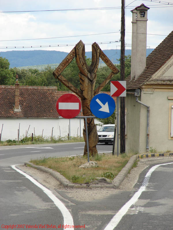 Vaivoda Vlad fotograf in Romania drum european national sosea sosele excursie calatorie calator voiaj masina automobil condus sofat soferie circula circulatie daewoo matiz Troita si indicator rutier in Miercurea Sibiului DN1 E68 judet sibiu 2007