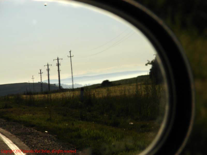 Vaivoda Vlad fotograf in Romania drum european national sosea sosele excursie calatorie calator voiaj masina automobil condus sofat soferie circula circulatie daewoo matiz Peisaj panorama oglinda retrovizoare 2007