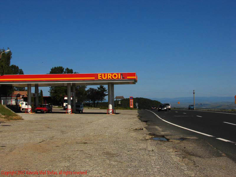 Vaivoda Vlad fotograf in Romania drum european national sosea sosele excursie calatorie calator voiaj masina automobil condus sofat soferie circula circulatie daewoo matiz Benzinaria Euroil DN7 E68 2007 benzina statie peco motorina carburant