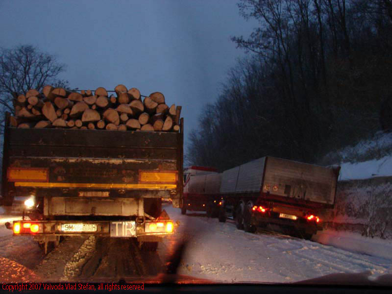 Vaivoda Vlad fotograf in Romania drum european national sosea sosele excursie calatorie calator voiaj masina automobil condus sofat soferie circula circulatie daewoo matiz Pe DN13 E60 spre Sighisoara 2007 camion camioane remorca transport lemne derapaj derapat sant marginea drumului alunecat avarie polei ninsoare zapada