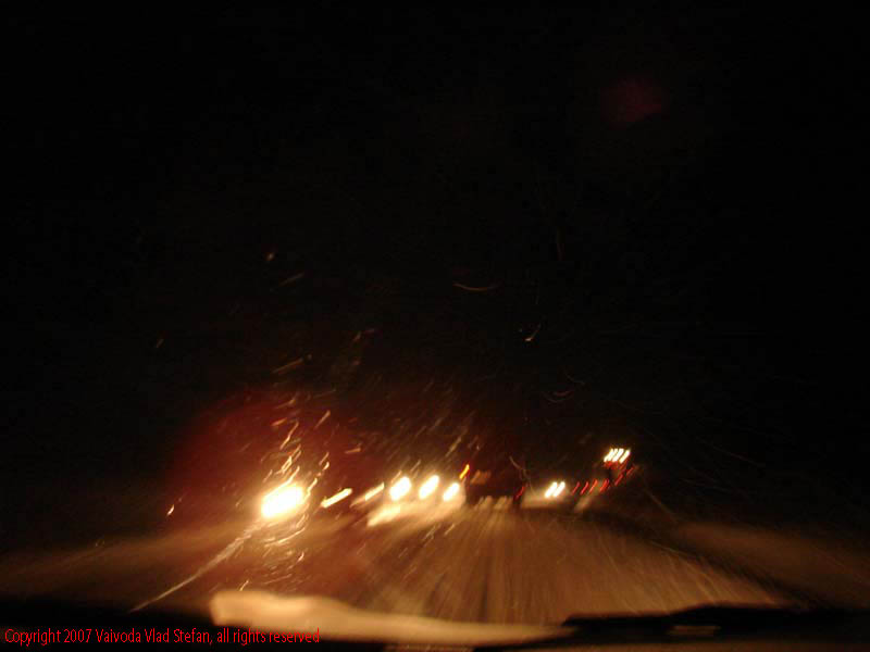 Vaivoda Vlad fotograf in Romania drum european national sosea sosele excursie calatorie calator voiaj masina automobil condus sofat soferie circula circulatie daewoo matiz trafic noaptea nocturn fotografie nocturna faruri lumini far dara lumina parbriz ninsoare polei zapada Pe DN13 E60 spre Sighisoara 2007