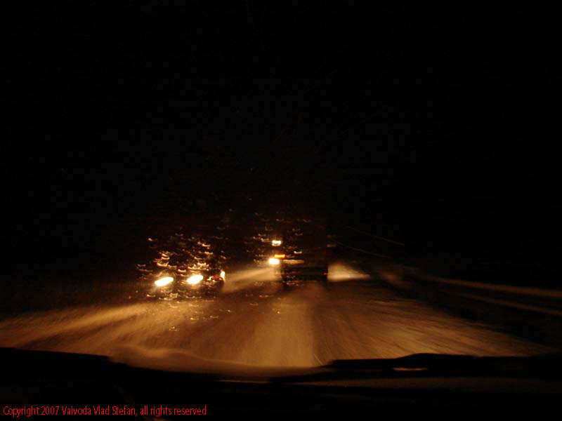 Vaivoda Vlad fotograf in Romania drum european national sosea sosele excursie calatorie calator voiaj masina automobil condus sofat soferie circula circulatie daewoo matiz trafic noaptea nocturn fotografie nocturna faruri lumini far dara lumina parbriz ninsoare polei zapada Pe DN13 E60 spre Sighisoara 2007