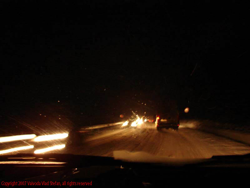Vaivoda Vlad fotograf in Romania drum european national sosea sosele excursie calatorie calator voiaj masina automobil condus sofat soferie circula circulatie daewoo matiz trafic noaptea nocturn fotografie nocturna faruri lumini far dara lumina parbriz ninsoare polei zapada Pe DN13 E60 spre Sighisoara 2007