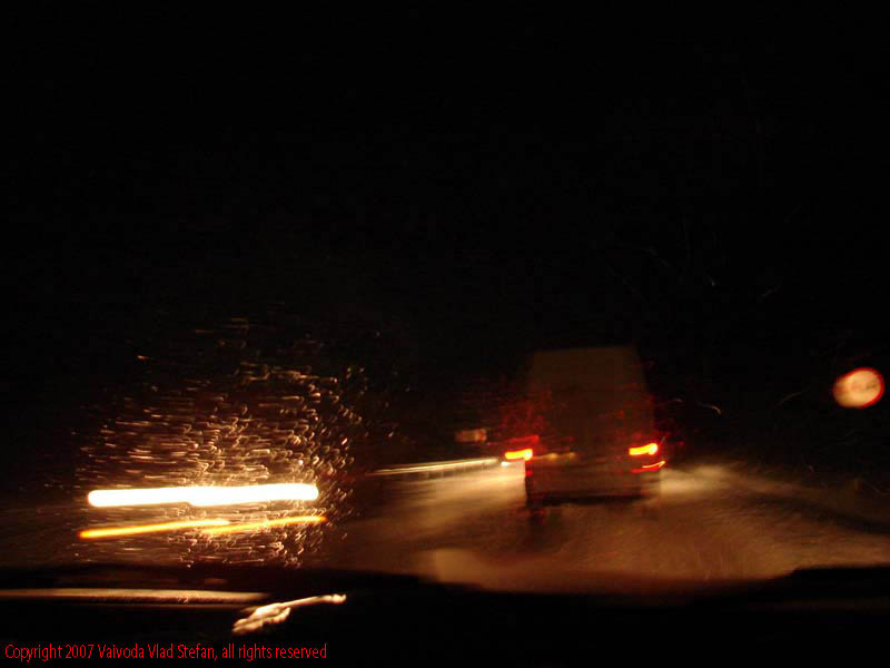 Vaivoda Vlad fotograf in Romania drum european national sosea sosele excursie calatorie calator voiaj masina automobil condus sofat soferie circula circulatie daewoo matiz trafic noaptea nocturn fotografie nocturna faruri lumini far dara lumina parbriz ninsoare polei zapada Pe DN13 E60 spre Sighisoara 2007