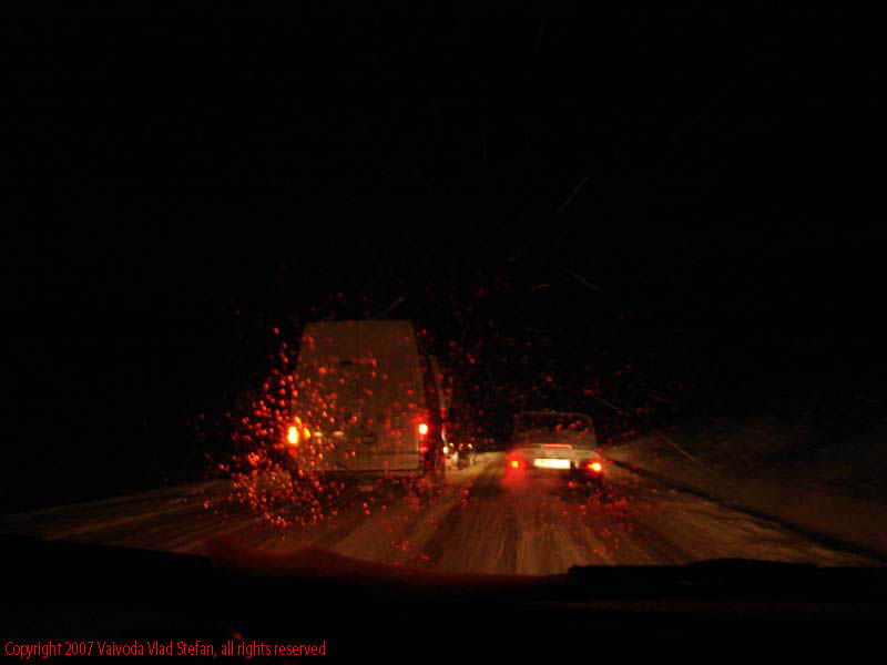 Vaivoda Vlad fotograf in Romania drum european national sosea sosele excursie calatorie calator voiaj masina automobil condus sofat soferie circula circulatie daewoo matiz trafic noaptea nocturn fotografie nocturna faruri lumini far dara lumina parbriz ninsoare polei zapada Pe DN13 E60 spre Sighisoara 2007