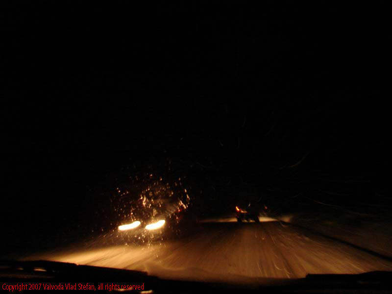 Vaivoda Vlad fotograf in Romania drum european national sosea sosele excursie calatorie calator voiaj masina automobil condus sofat soferie circula circulatie daewoo matiz trafic noaptea nocturn fotografie nocturna faruri lumini far dara lumina parbriz ninsoare polei zapada Pe DN13 E60 spre Sighisoara 2007