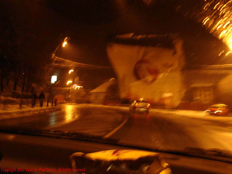 Vaivoda Vlad fotograf in Romania drum european national sosea sosele excursie calatorie calator voiaj masina automobil condus sofat soferie circula circulatie daewoo matiz trafic noaptea nocturn fotografie nocturna faruri lumini far dara lumina parbriz ninsoare polei zapada reflexii Pe DN13 E60 in Sighisoara 2007